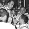 Il Don in occasione della sua prima messa a Mandriolo (13.9.1959). Il ragazzo che riceve la comunione è un non ancora ordinato Din.